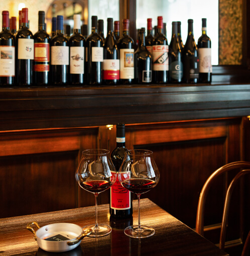 Bicchieri di vino sul tavolo davanti alla cantina del Piccolo Milano